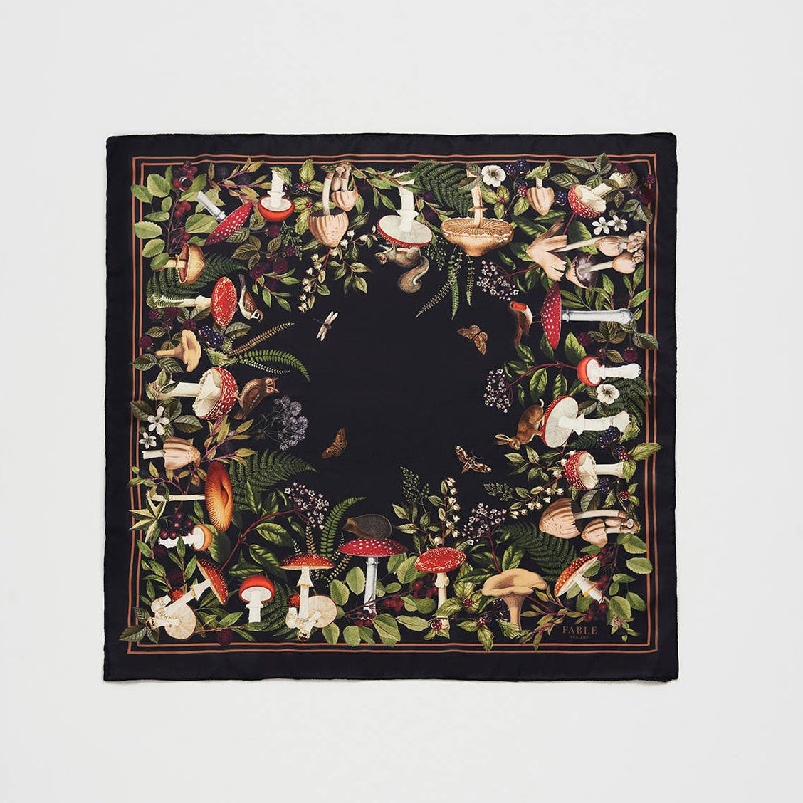 Petit foulard carré Orla Mushroom Fable England, champignons et animaux de la forêt sur fond noir