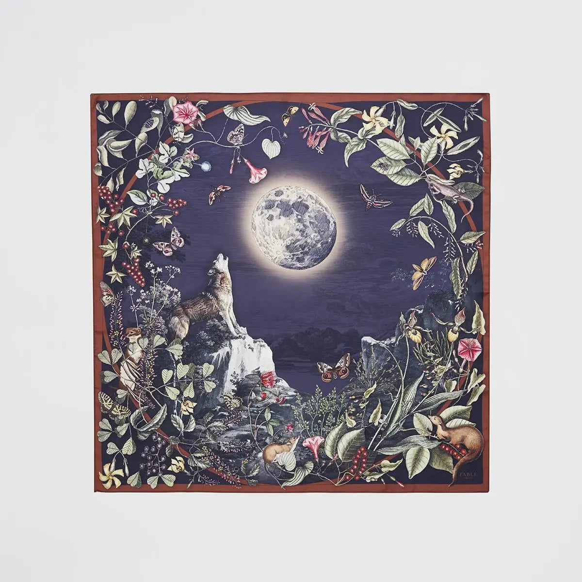 Foulard Fable England Moonlit Forest, loup hurlant sous la pleine lune, bordure bordeaux