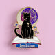 Pin's Glitter Punk Reading past bedtime, chat noir assis sur un livre ouvert sous un ciel étoilé