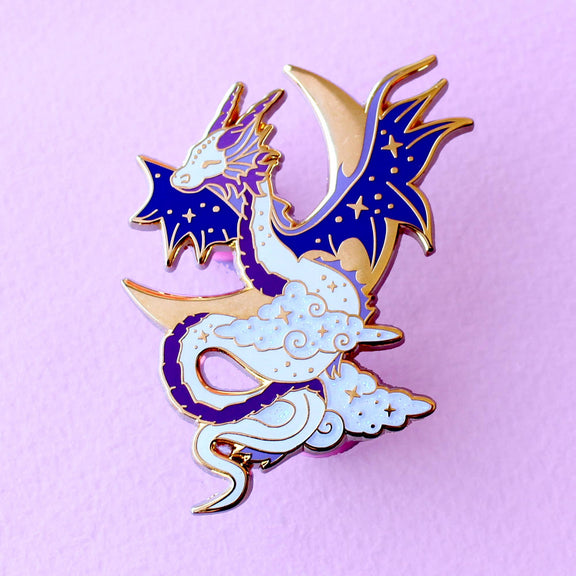 Pin's Glitter Punk Dragon Céleste violet sur croissant de lune doré avec ailes étoilées