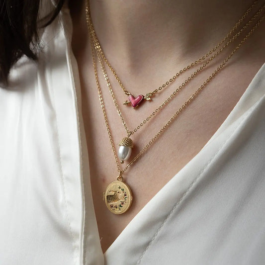 Collier Fable England, médaillon rond plaqué or avec lapin doré et arc de fleurs émaillées