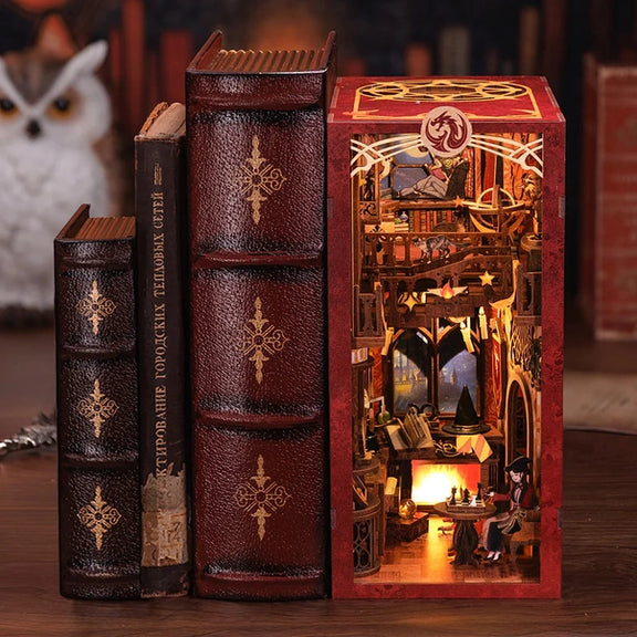 Book nook Salle commune des flammes, kit 259 pièces avec LED, pièce d'école de magie miniature