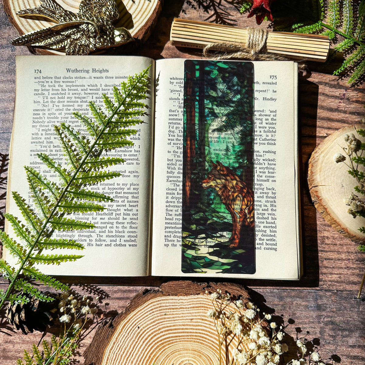 Marque-page vitrail Sonnet & Fable, silhouette de loup dans une forêt enchantée verte et dorée