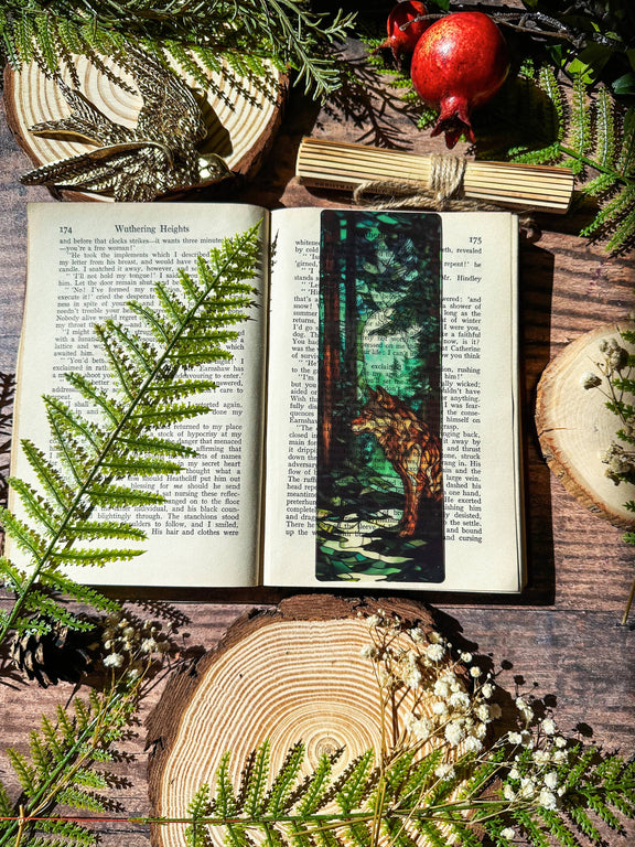 Marque-page vitrail Sonnet & Fable, silhouette de loup dans une forêt enchantée verte et dorée