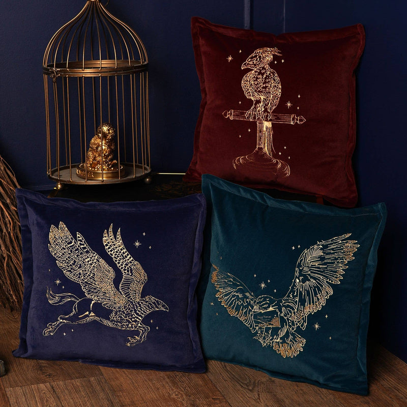 Coussin Harry Potter Buck l'hippogriffe brodé doré sur velours bleu profond, Widdop