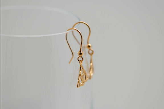 Boucles d'oreilles Triquetra plaqué or, nœud celtique à trois arcs entrelacés