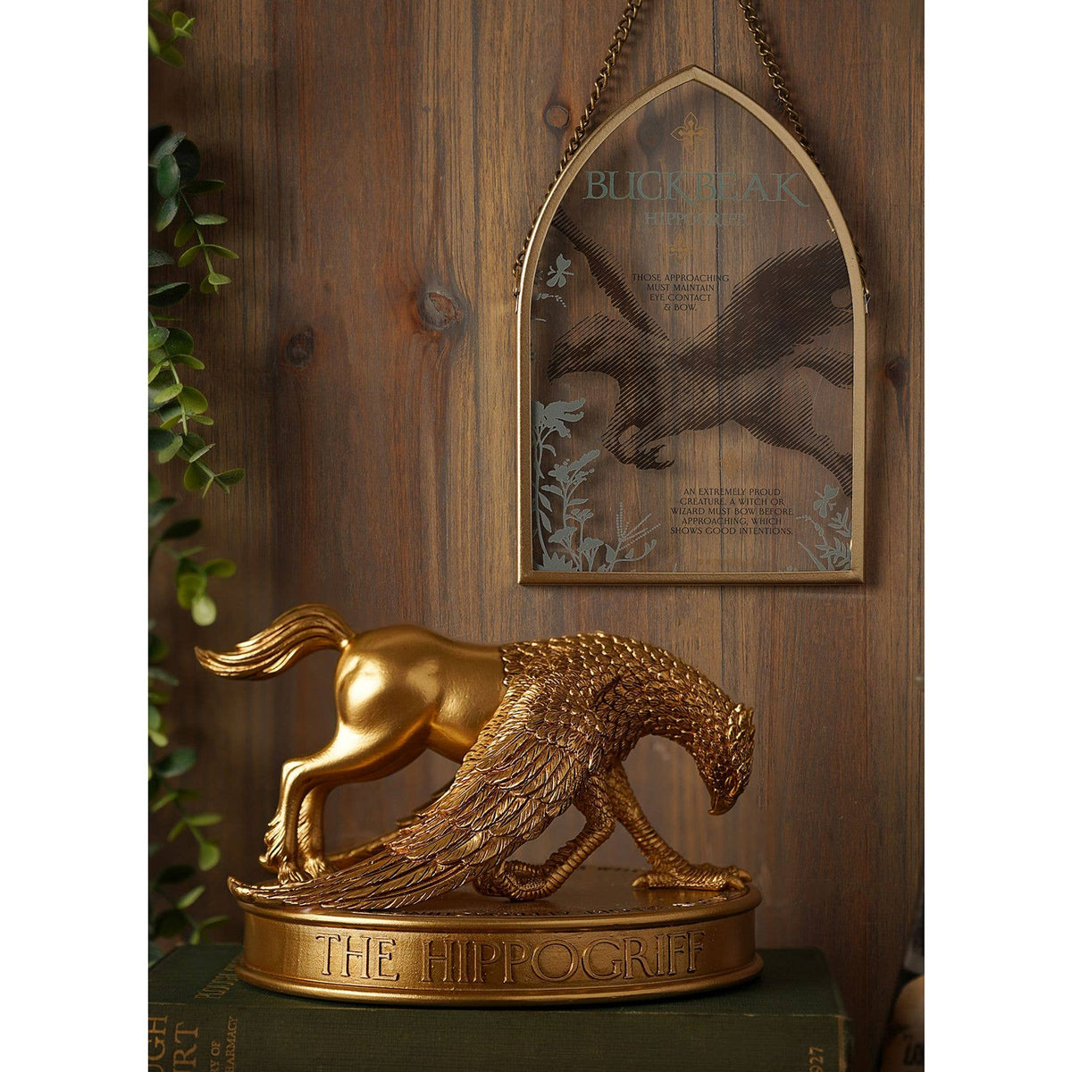 Figurine dorée Harry Potter de Buck l'hippogriffe en posture noble, décoration à poser