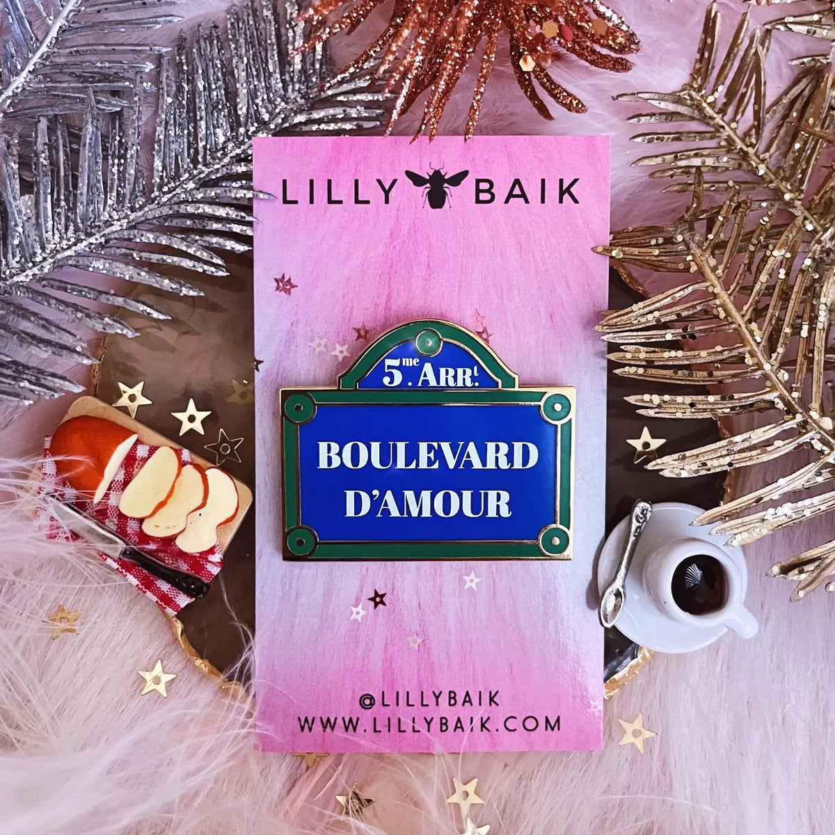 Pin's émaillé Lilly Baik façon plaque de rue parisienne Boulevard d'Amour en bleu profond et vert