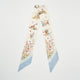 Foulard twilly Peter Rabbit Fable England en sergé crème, scènes illustrées et fleurs, 86 x 6 cm