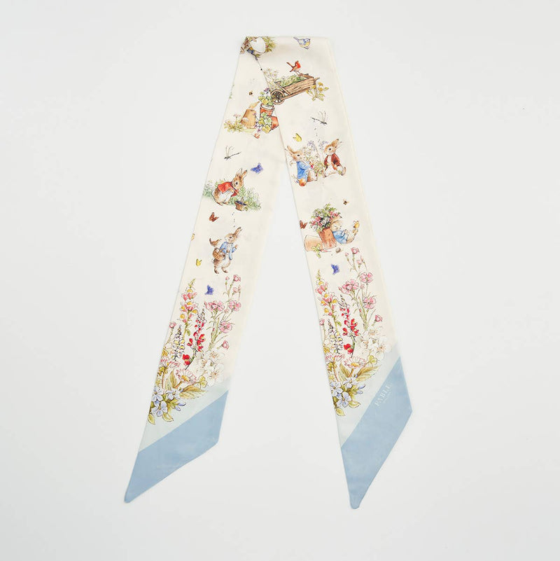 Foulard twilly Peter Rabbit Fable England en sergé crème, scènes illustrées et fleurs, 86 x 6 cm