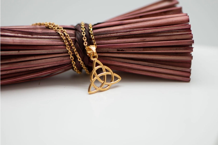 Collier Triquetra plaqué or, pendentif celtique à trois arcs entrelacés