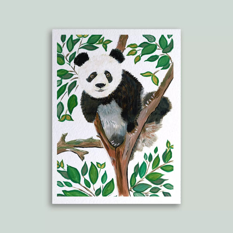 Carte postale illustrée, panda perché sur une branche entouré de feuillage luxuriant