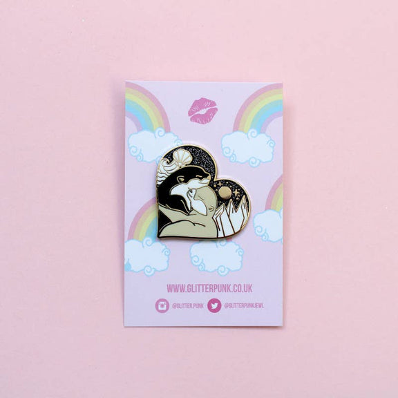 Pin's cœur Glitter Punk, deux loutres enlacées sous un ciel étoilé noir pailleté