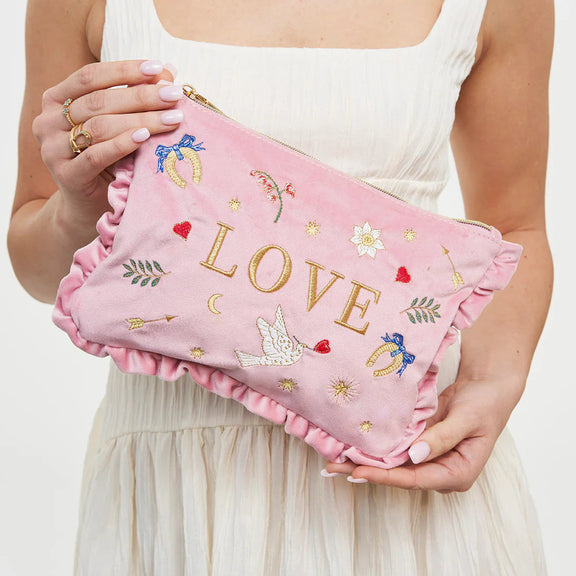 Trousse Pink Love Fable England en velours rose poudré brodé de colombes, cœurs et étoiles dorées