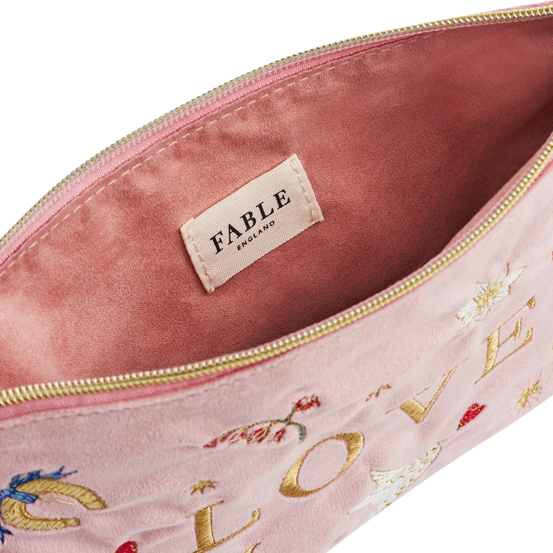 Trousse Pink Love Fable England en velours rose poudré brodé de colombes, cœurs et étoiles dorées