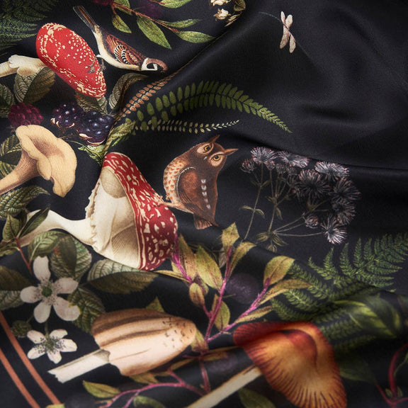 Petit foulard carré Orla Mushroom Fable England, champignons et animaux de la forêt sur fond noir