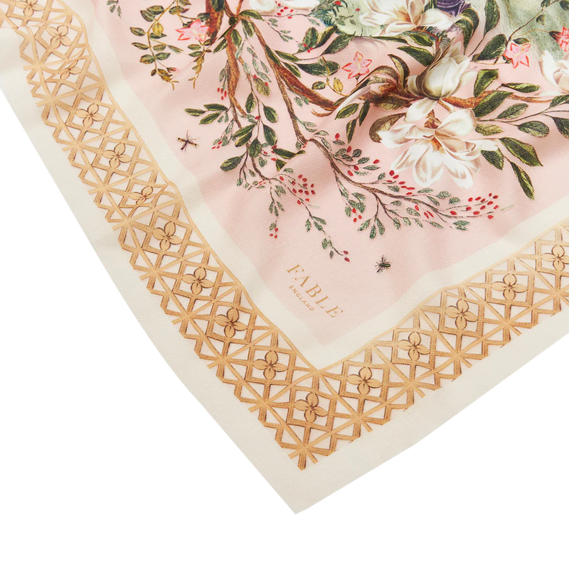 Écharpe rose Fable England Woodland Scene, paysage forestier avec animaux, oiseaux et feuillages