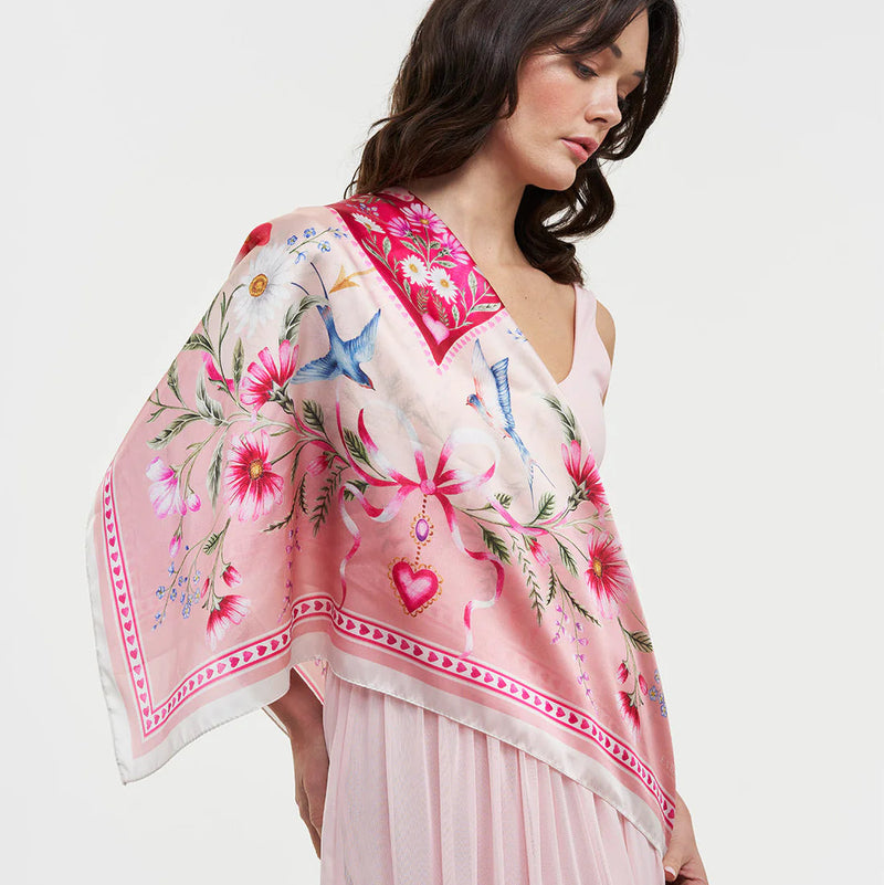 Foulard carré rose Fable England Penelope Pink avec cœur fleuri, couronne végétale et hirondelles