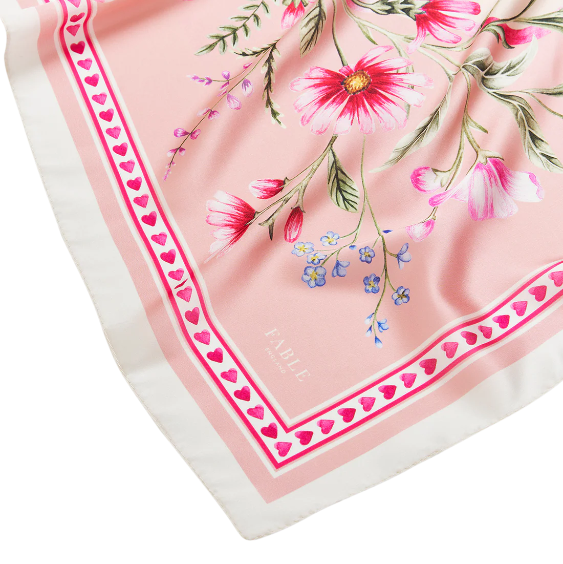Foulard carré rose Fable England Penelope Pink avec cœur fleuri, couronne végétale et hirondelles