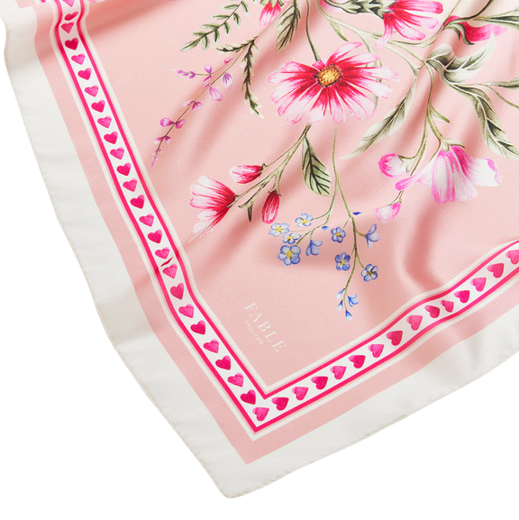 Foulard carré rose Fable England Penelope Pink avec cœur fleuri, couronne végétale et hirondelles
