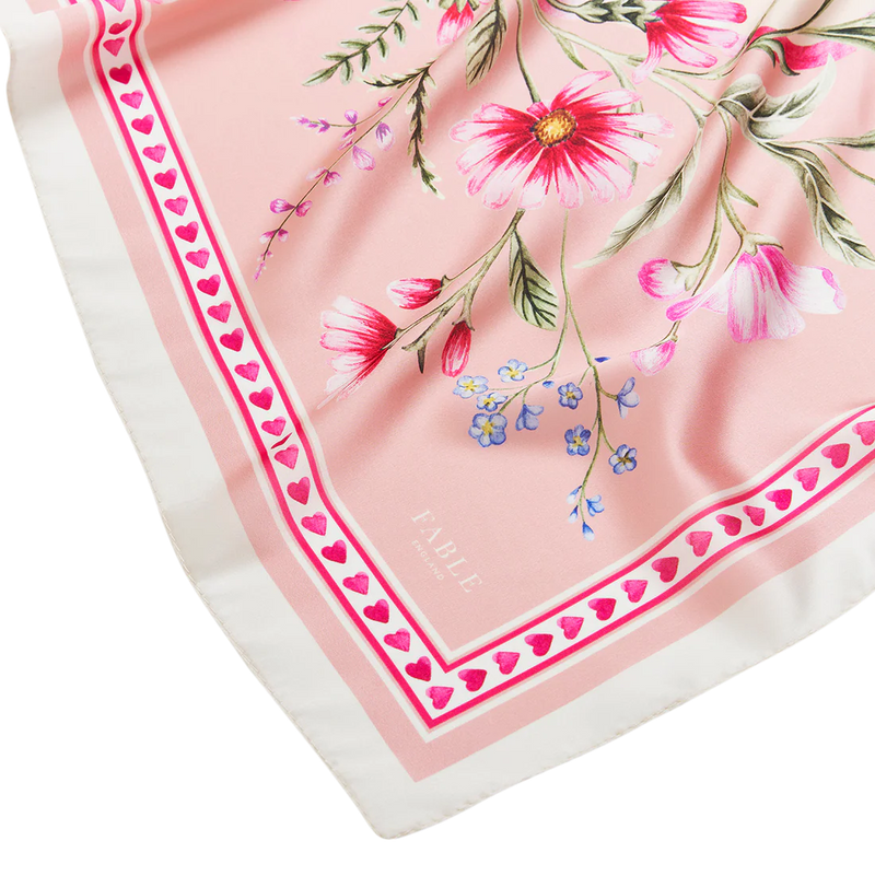 Foulard carré rose Fable England Penelope Pink avec cœur fleuri, couronne végétale et hirondelles