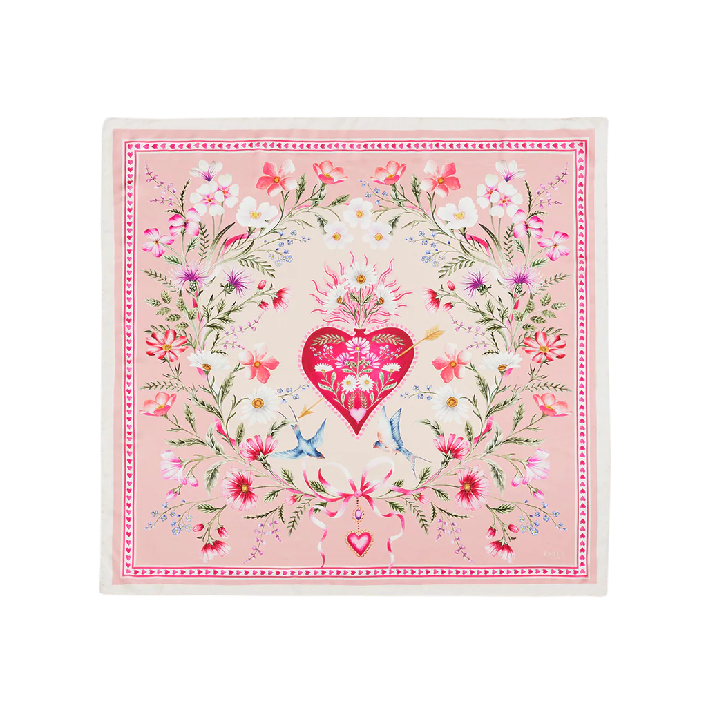 Foulard carré rose Fable England Penelope Pink avec cœur fleuri, couronne végétale et hirondelles