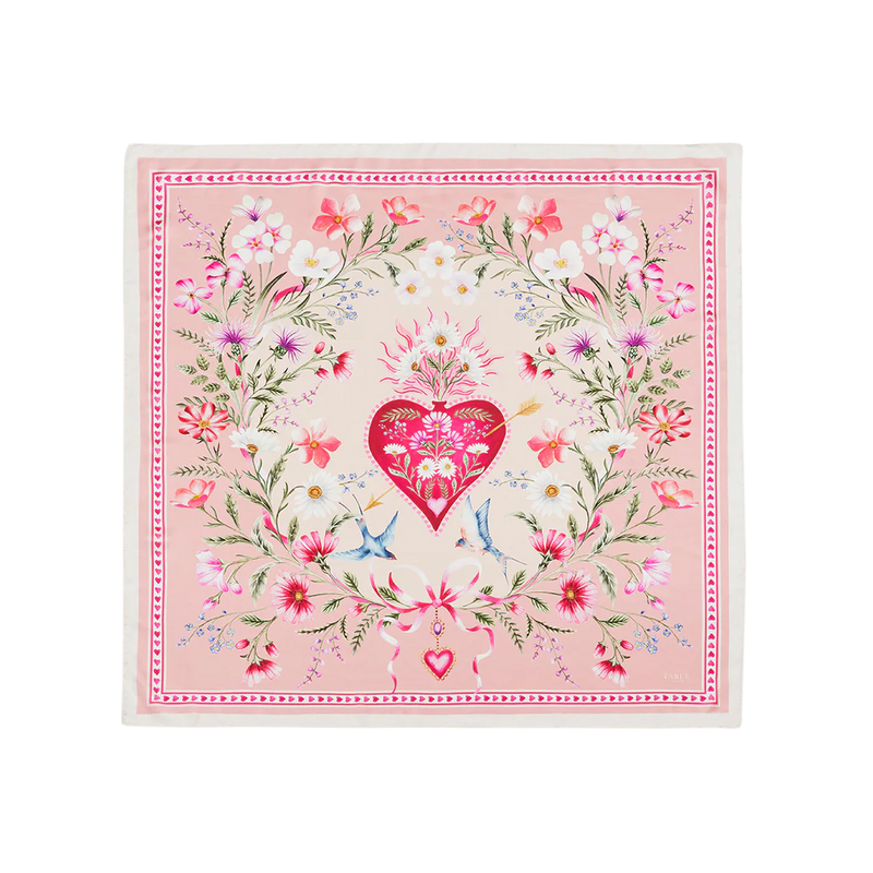 Foulard carré rose Fable England Penelope Pink avec cœur fleuri, couronne végétale et hirondelles