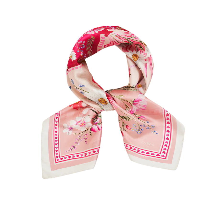 Foulard carré rose Fable England Penelope Pink avec cœur fleuri, couronne végétale et hirondelles