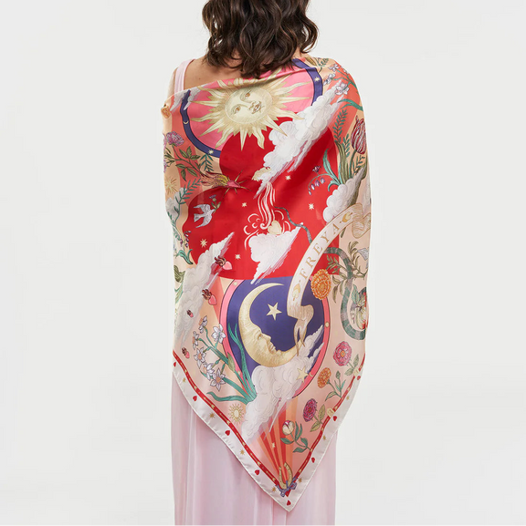 Foulard carré rose Fable England Freya Narrative avec cœur flamboyant, fleurs, oiseaux et astres