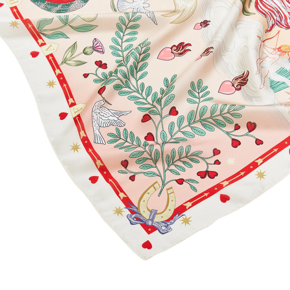 Foulard carré rose Fable England Freya Narrative avec cœur flamboyant, fleurs, oiseaux et astres