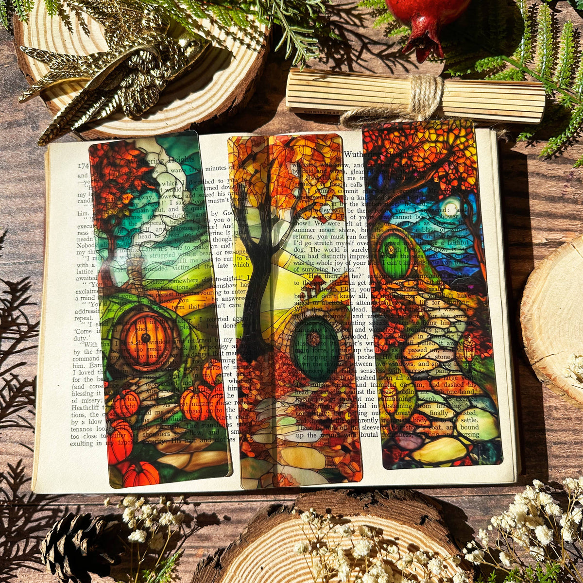 Marque-page vitrail Sonnet & Fable, porte ronde de hobbit dans la colline entourée de citrouilles