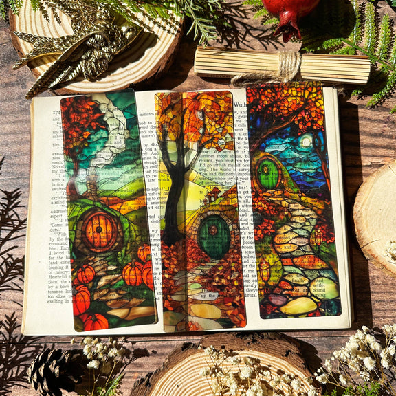 Marque-page vitrail Sonnet & Fable, porte ronde de hobbit dans la colline entourée de citrouilles