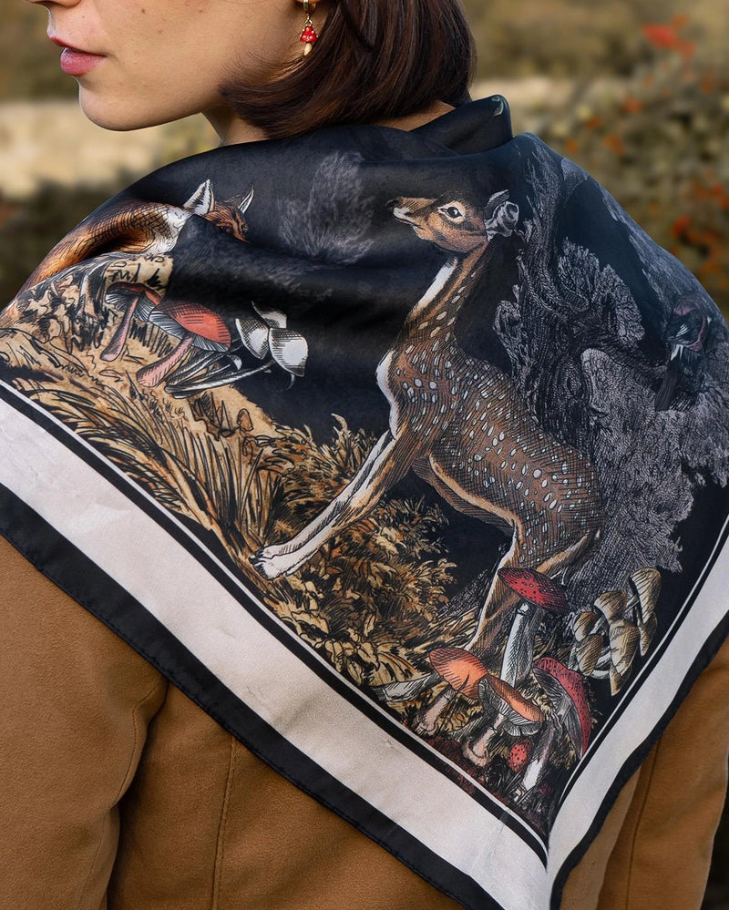 Foulard Fable England forêt nocturne, renard et jeune cerf sous un ciel étoilé, fond bleu nuit