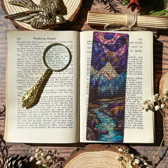 Marque-page vitrail Sonnet & Fable en acrylique, montagne enneigée sous un ciel étoilé