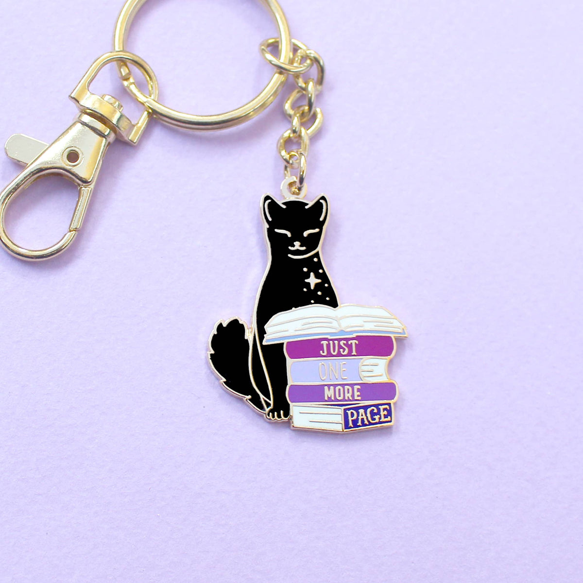 Porte-clé doré Glitter Punk chat noir perché sur une pile de romans Just one more page
