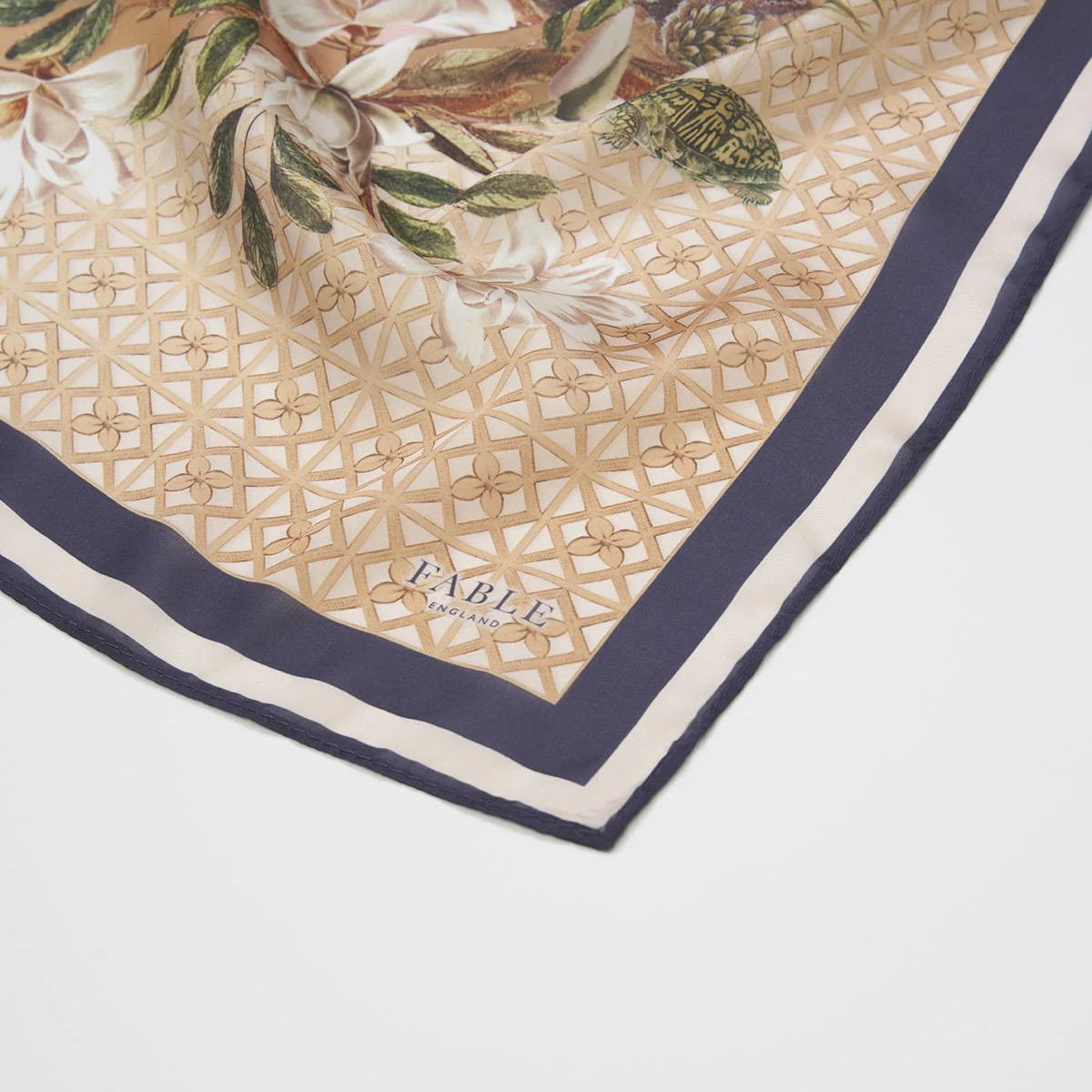 Foulard Fable England Alice au Pays des Merveilles, couronne de cerf, oiseaux et papillons