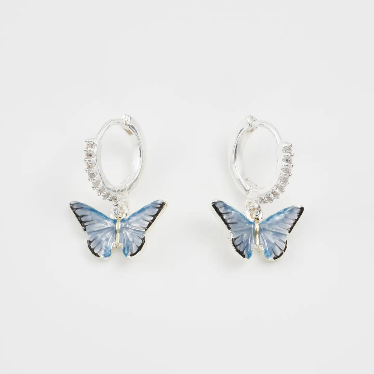Boucles d'oreilles huggie plaqué argent Fable England, charm papillon bleu émaillé à la main