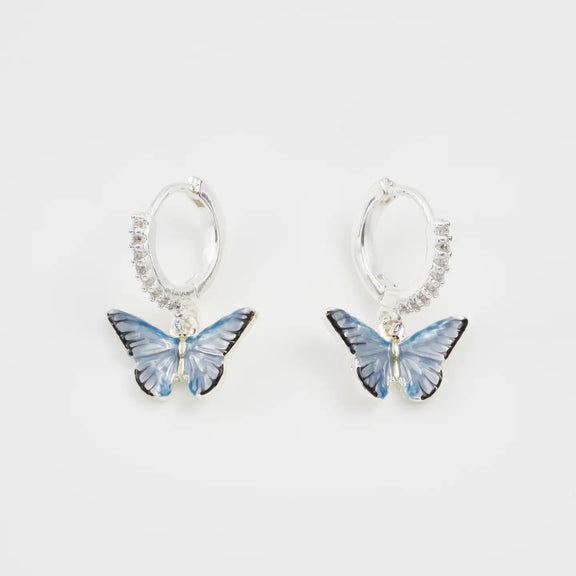 Boucles d'oreilles huggie plaqué argent Fable England, charm papillon bleu émaillé à la main