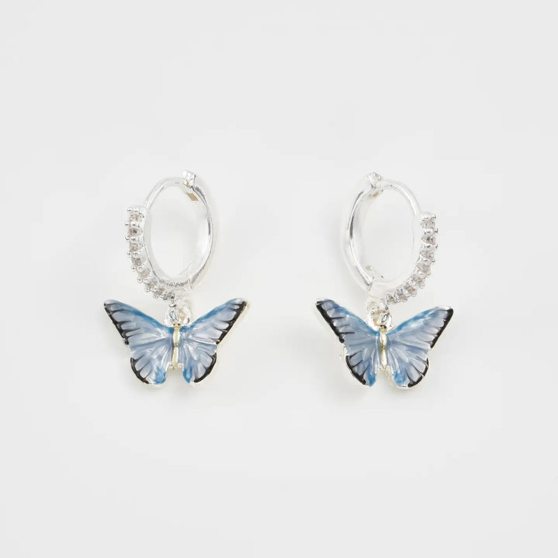 Boucles d'oreilles huggie plaqué argent Fable England, charm papillon bleu émaillé à la main
