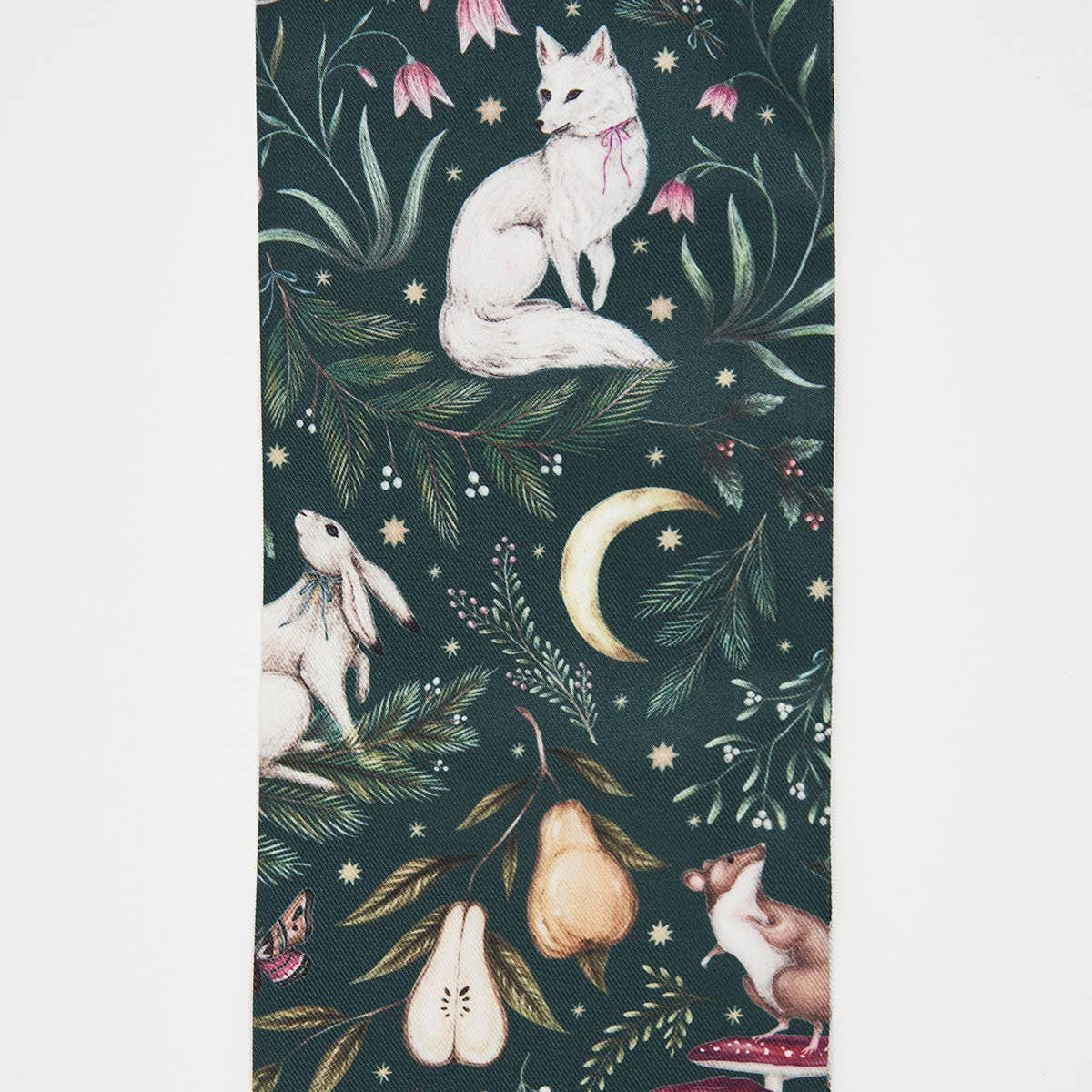 Foulard skinny Niva Fable England 140 x 10 cm, fond vert forêt, animaux et détails féeriques