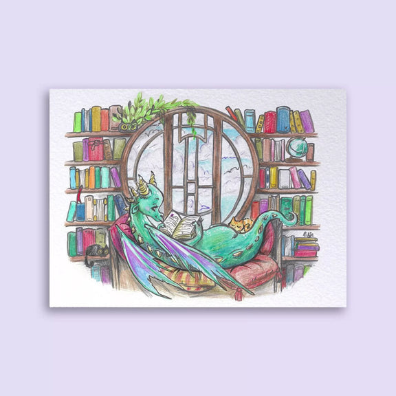 Carte postale dragon vert lisant devant une fenêtre ronde dans sa bibliothèque avec deux chats