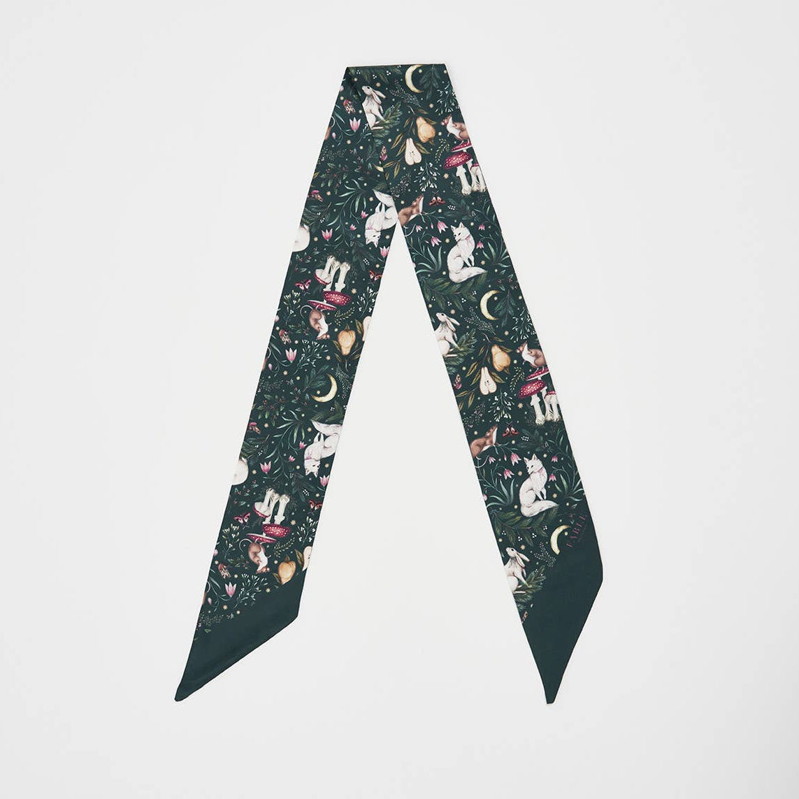 Foulard skinny Niva Fable England 140 x 10 cm, fond vert forêt, animaux et détails féeriques