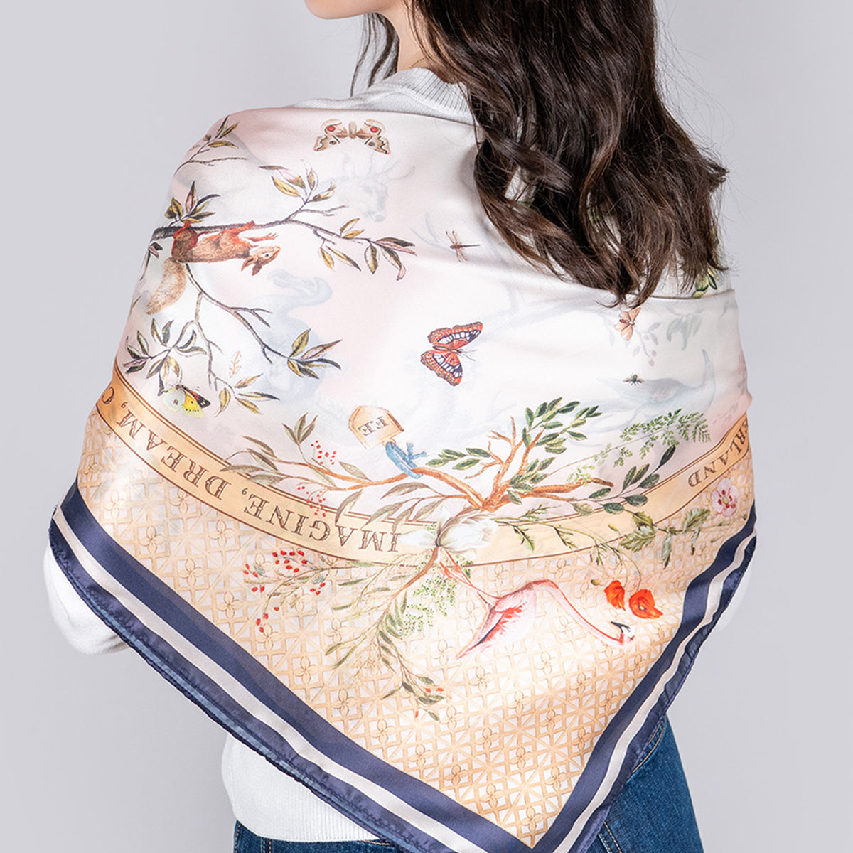 Foulard Fable England Alice au Pays des Merveilles, couronne de cerf, oiseaux et papillons