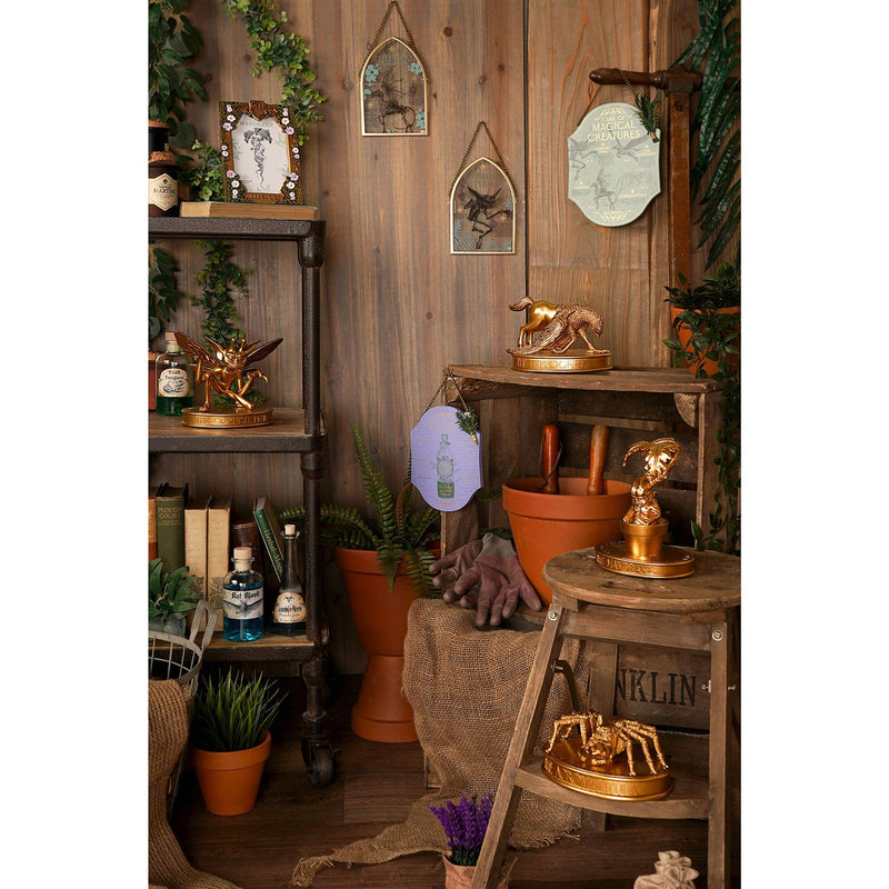 Figurine Harry Potter de la mandragore dans son pot, finition dorée, collection Herbologie