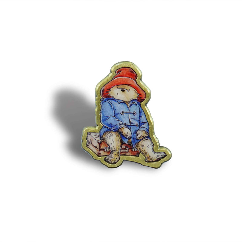 Pin's Paddington, l'ourson assis avec sa valise, 3 cm