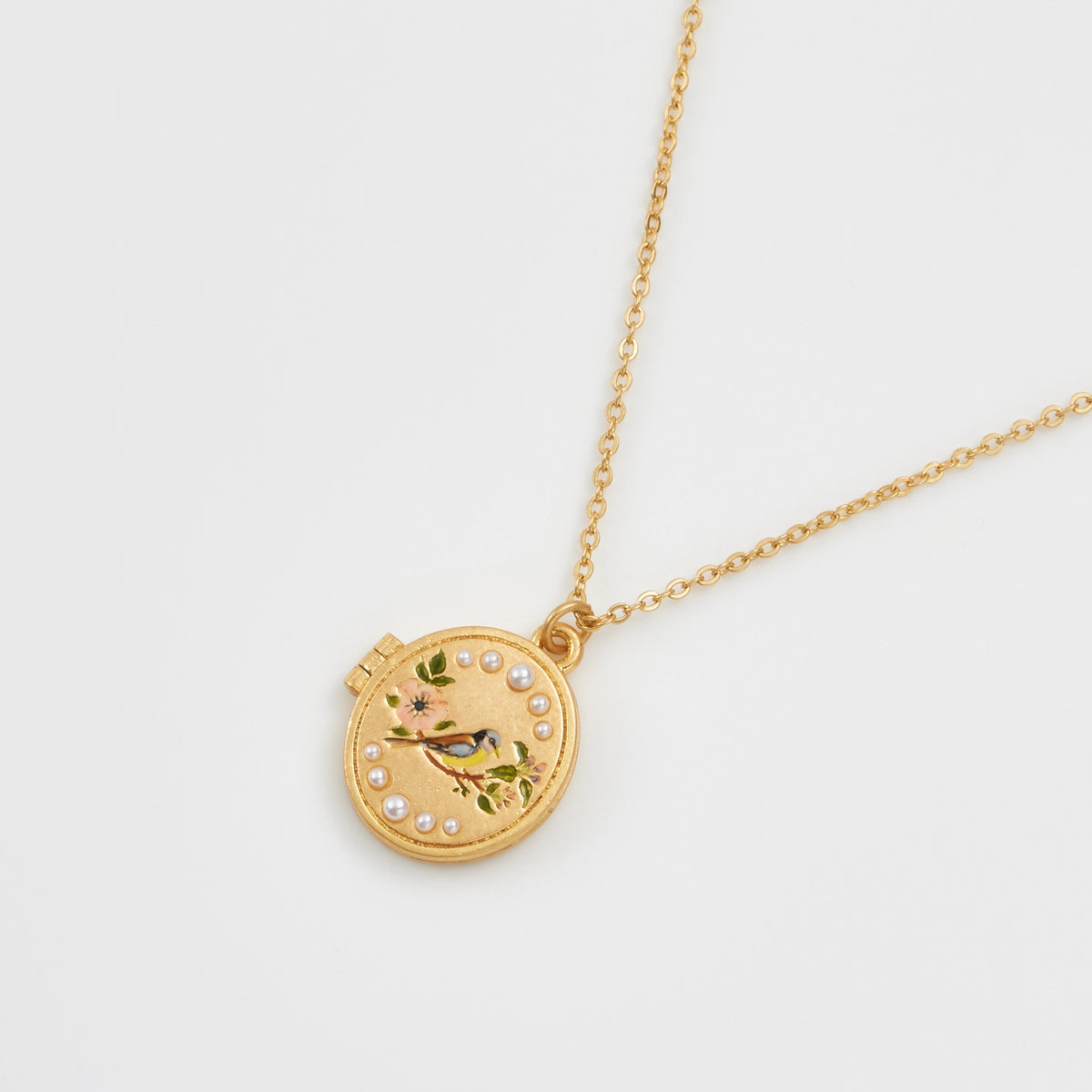 Collier Fable England, médaillon plaqué or oiseau peint à la main et couronne de perles nacrées