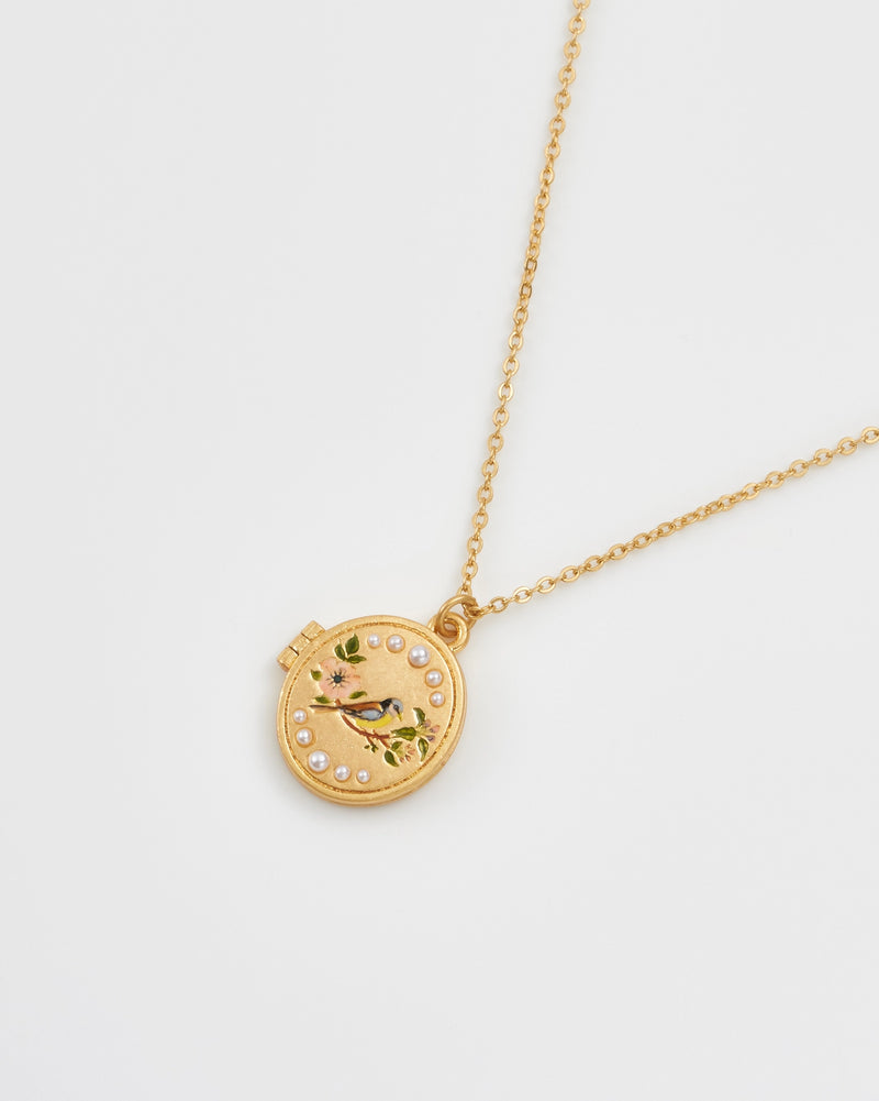 Collier Fable England, médaillon plaqué or oiseau peint à la main et couronne de perles nacrées
