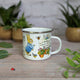 Mug en émail Peter Rabbit au jardin 320 ml, scène de Beatrix Potter avec contour en métal rétro