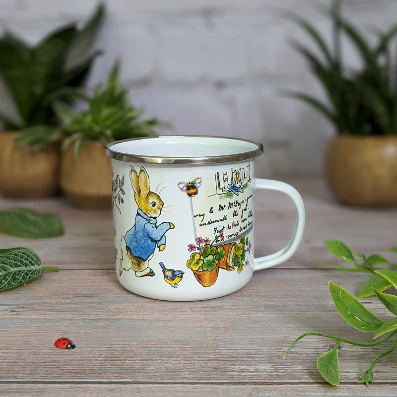 Mug en émail Peter Rabbit au jardin 320 ml, scène de Beatrix Potter avec contour en métal rétro