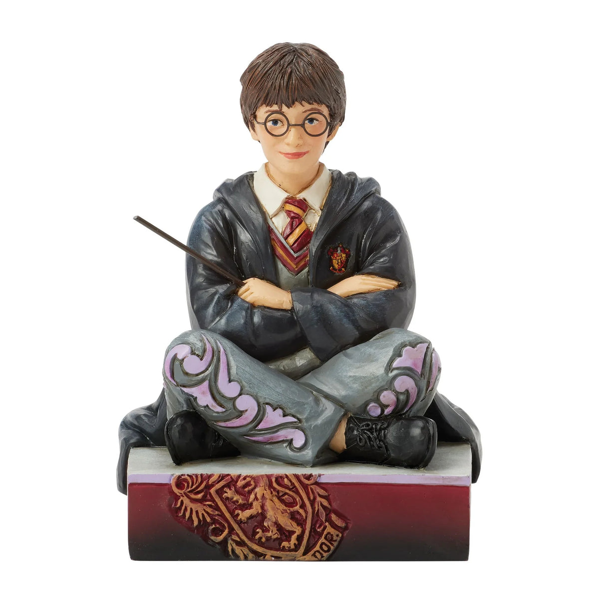 Figurine Harry Potter by Jim Shore, Harry assis par terre en robe de Poudlard tenant sa baguette